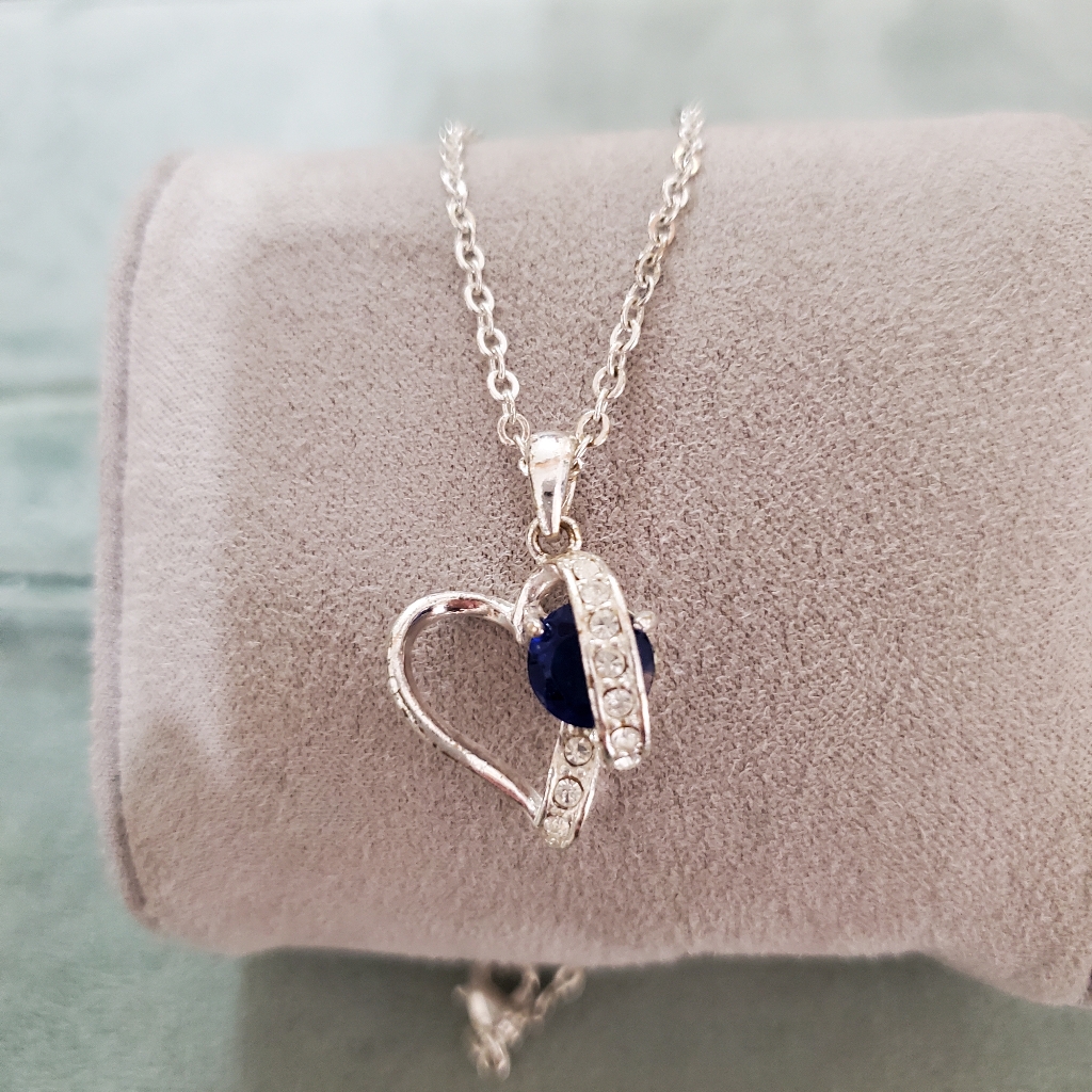 Nwot Sapphire Heart Necklace 53$